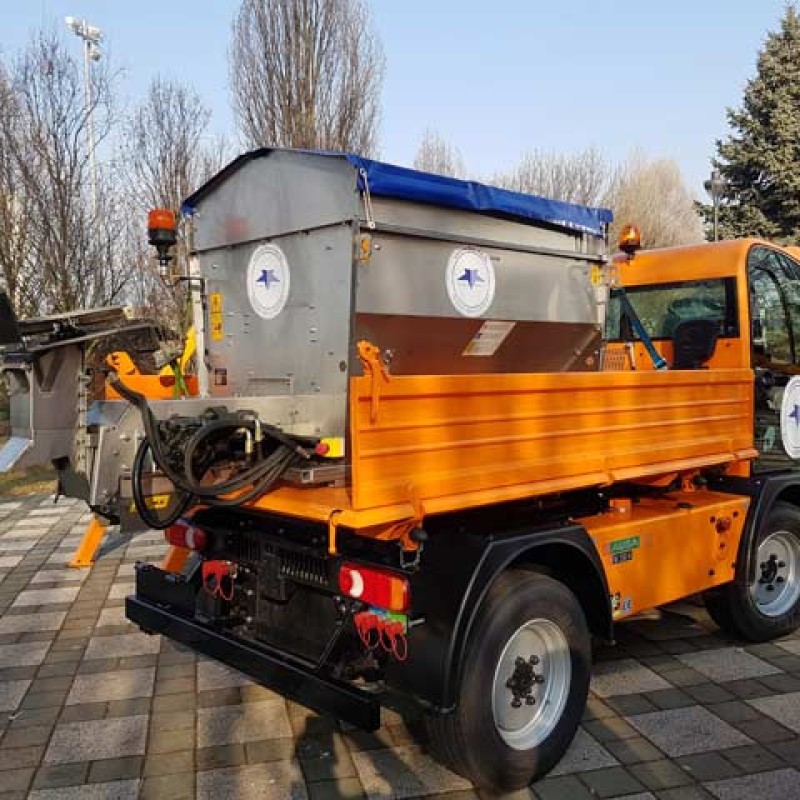 Salt spreader for trucks