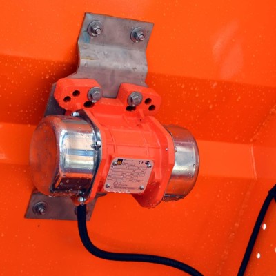 Pair of external vibrators for ALASKA salt spreader