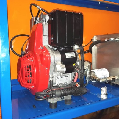 Twin-cylinder diesel auxiliary engine for ALASKA salt spreader