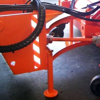 Telehandler hitch for SWC sweeper