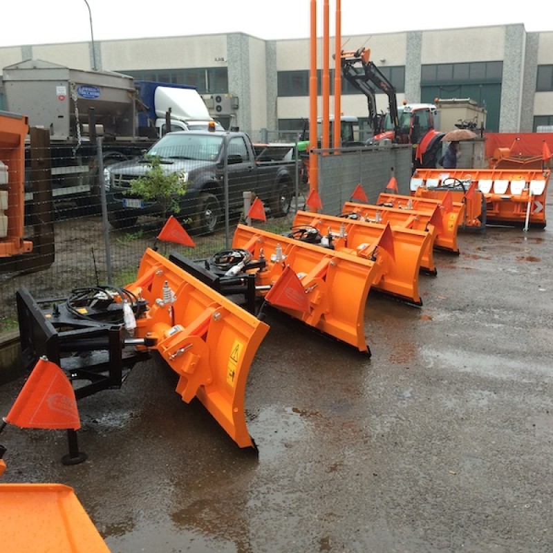 Snowplow blades for YL4 skid loader