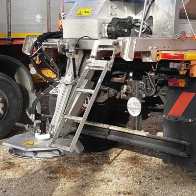 Inspection ladder for YUKON salt spreader